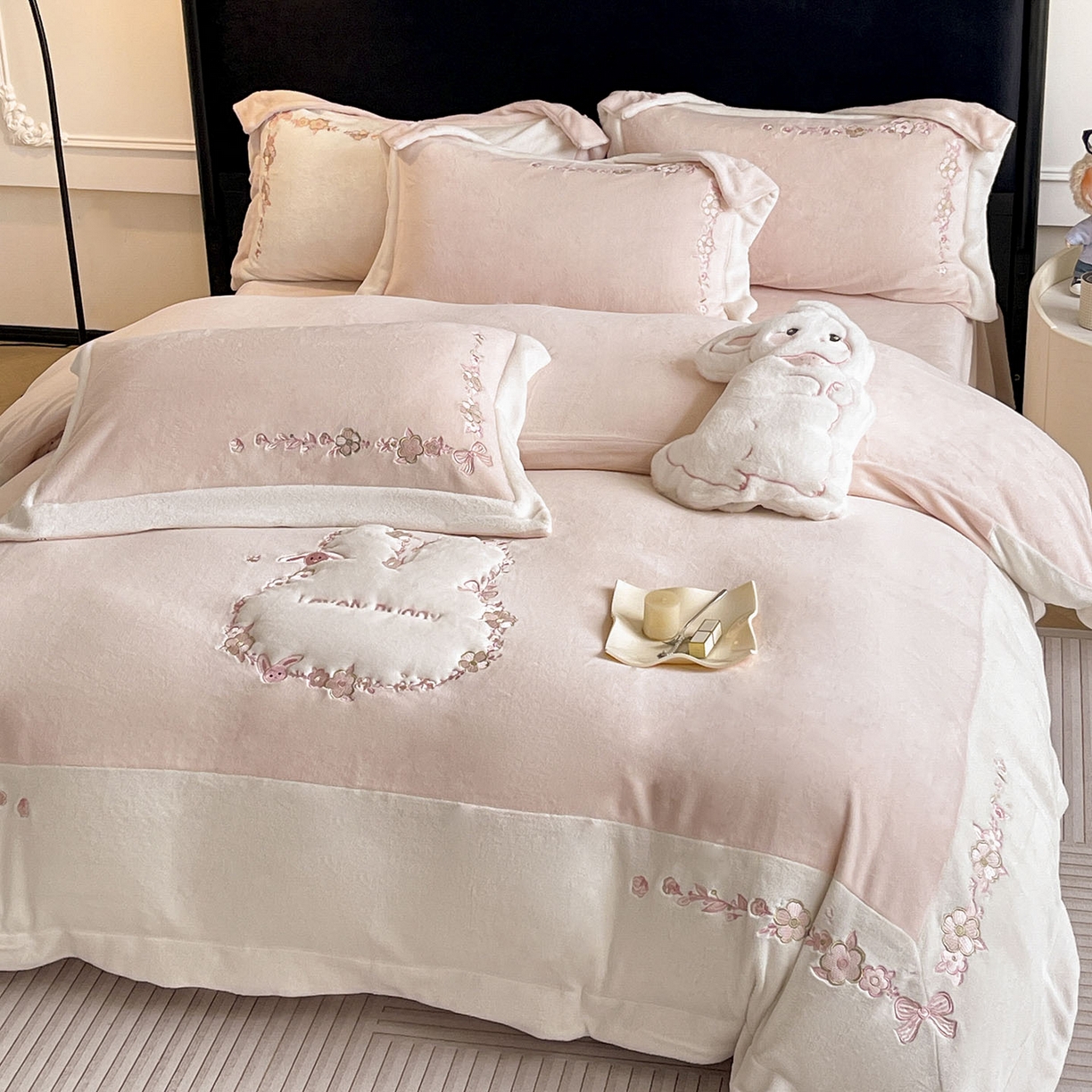 91家纺网 家纺一手货源 找家纺 2025直播热款A类加厚牛奶绒四件套保暖双面加绒珊瑚绒重工刺绣被套床单冬季床上用品-妮可兔 妮可兔-粉白