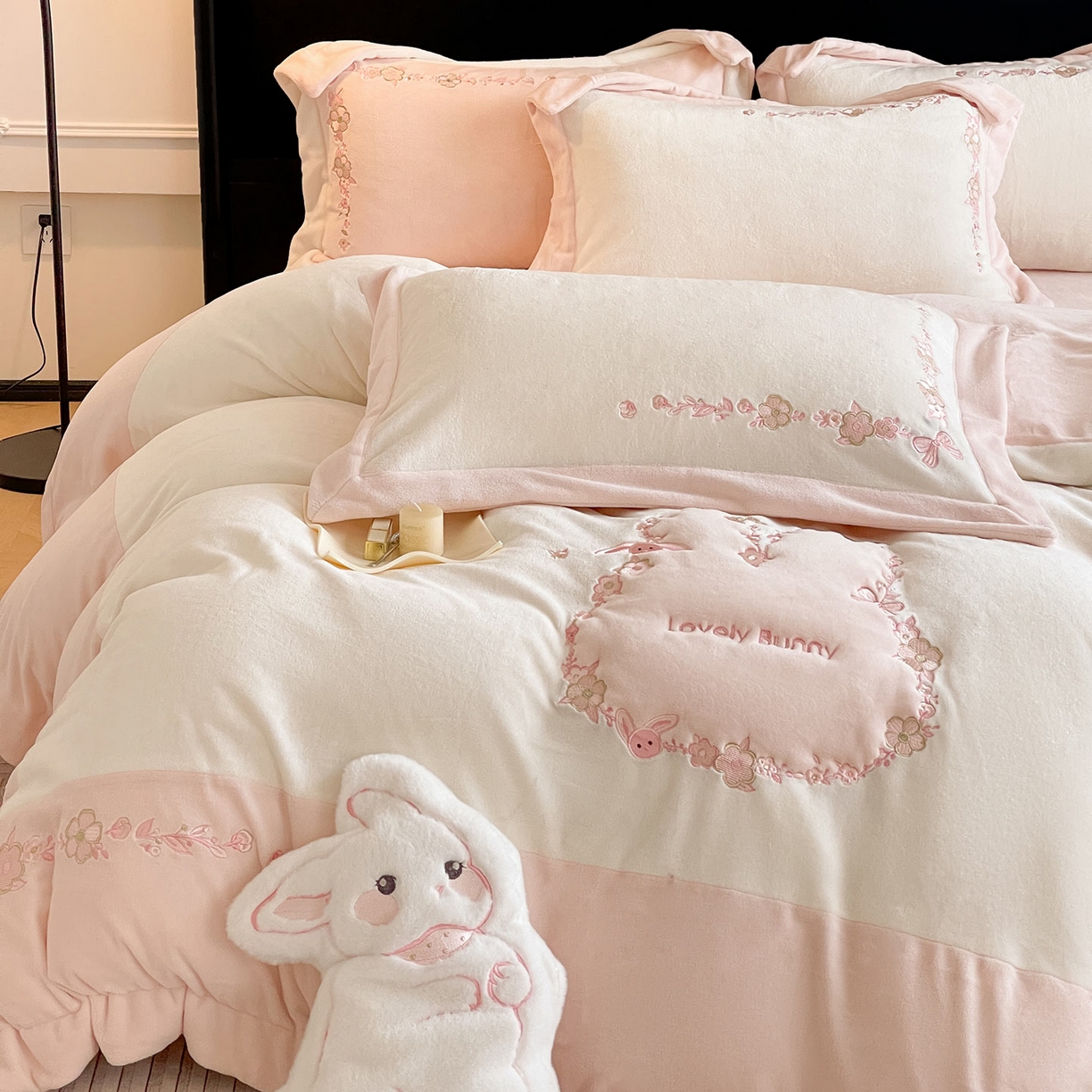 2025直播热款A类加厚牛奶绒四件套保暖双面加绒珊瑚绒重工刺绣被套床单冬季床上用品-妮可兔 妮可兔-白粉