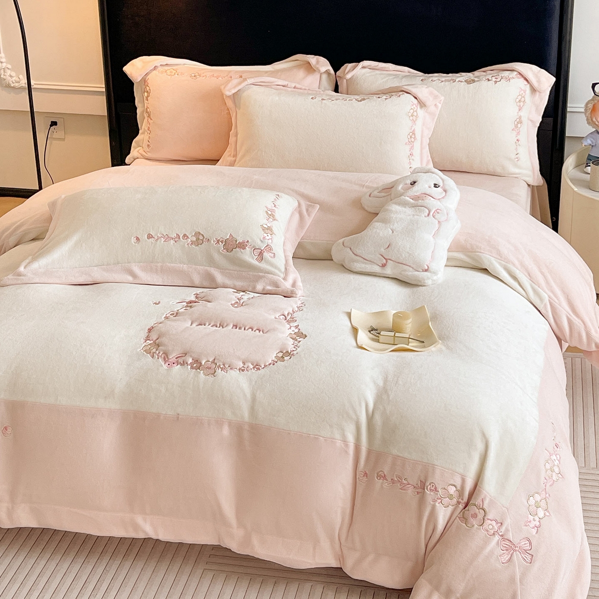 91家纺网 家纺一手货源 找家纺 2025直播热款A类加厚牛奶绒四件套保暖双面加绒珊瑚绒重工刺绣被套床单冬季床上用品-妮可兔 妮可兔-白粉