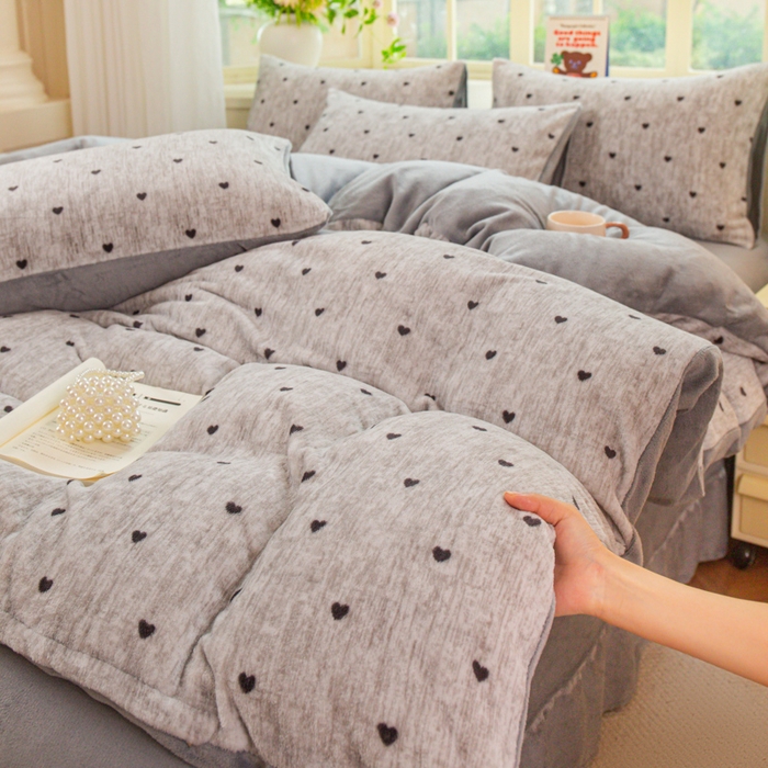 91家纺网 家纺一手货源 找家纺 斯卡诺家纺 2025新款热卖小清新牛奶绒四件套双面绒被套小红书同款 灰爱心