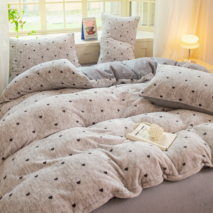 91家纺网 家纺一手货源 找家纺 斯卡诺家纺 2025新款热卖小清新牛奶绒四件套双面绒被套小红书同款 灰爱心