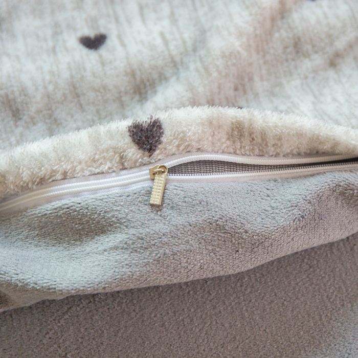 91家纺网 家纺一手货源 找家纺 斯卡诺家纺 2025新款热卖小清新牛奶绒四件套双面绒被套小红书同款 灰爱心