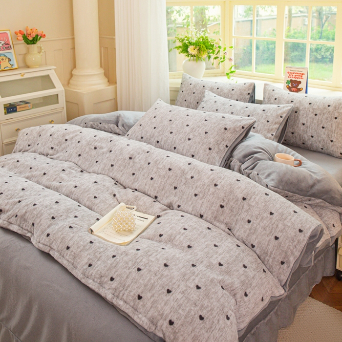 91家纺网 家纺一手货源 找家纺 斯卡诺家纺 2025新款热卖小清新牛奶绒四件套双面绒被套小红书同款 灰爱心