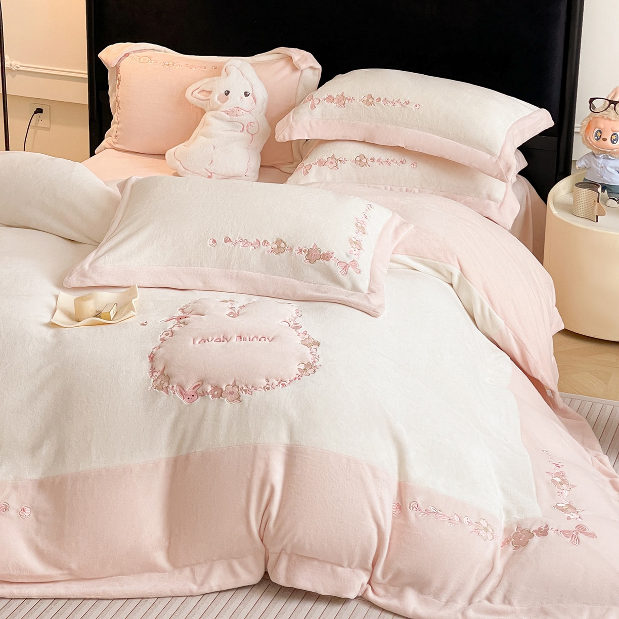 91家纺网 家纺一手货源 找家纺 2025直播热款A类加厚牛奶绒四件套保暖双面加绒珊瑚绒重工刺绣被套床单冬季床上用品-妮可兔 妮可兔-白粉