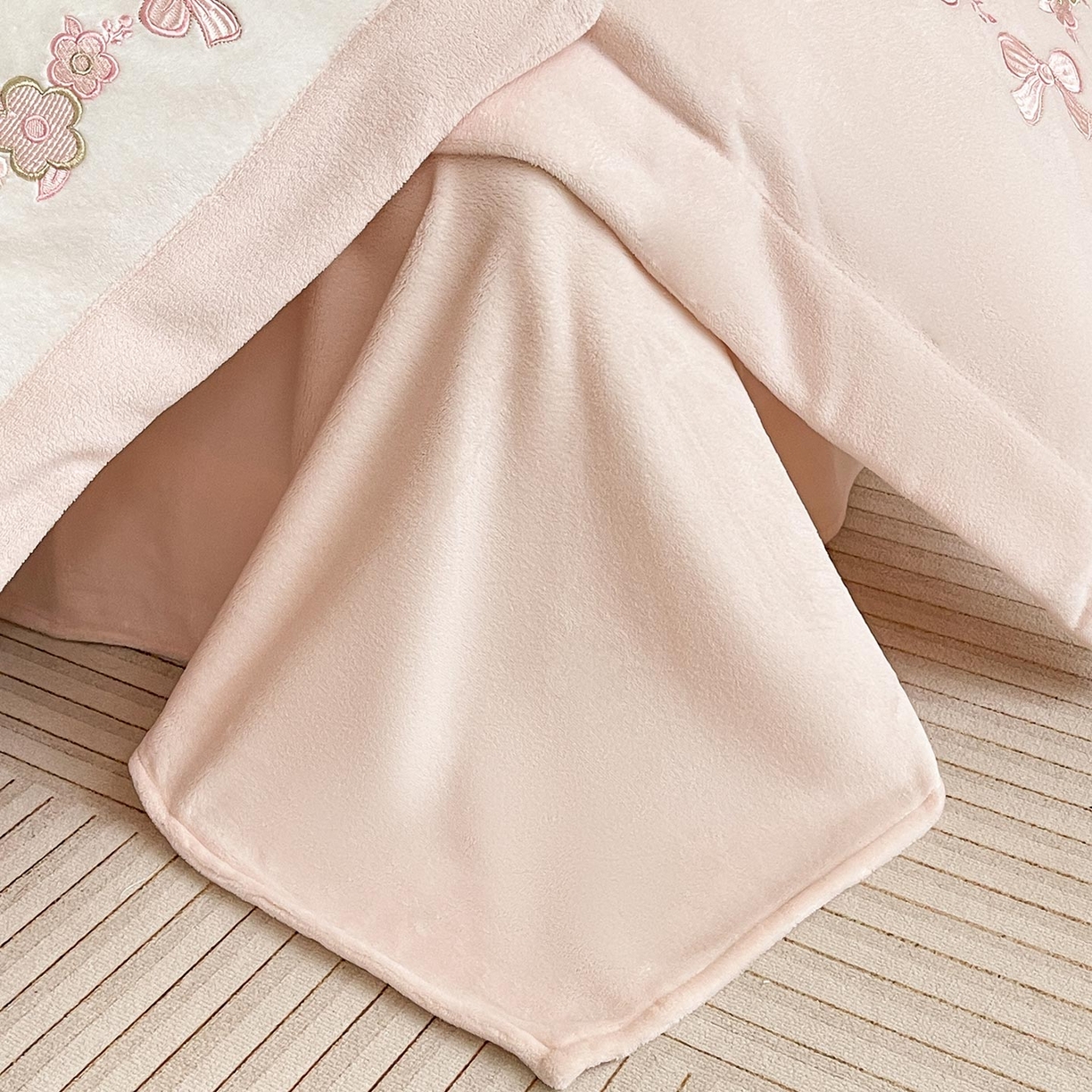 91家纺网 家纺一手货源 找家纺 2025直播热款A类加厚牛奶绒四件套保暖双面加绒珊瑚绒重工刺绣被套床单冬季床上用品-妮可兔 妮可兔-白粉