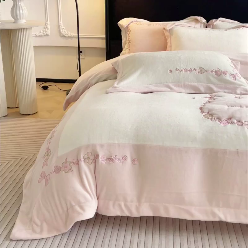 91家纺网 家纺一手货源 找家纺 2025直播热款A类加厚牛奶绒四件套保暖双面加绒珊瑚绒重工刺绣被套床单冬季床上用品-妮可兔 妮可兔-白粉