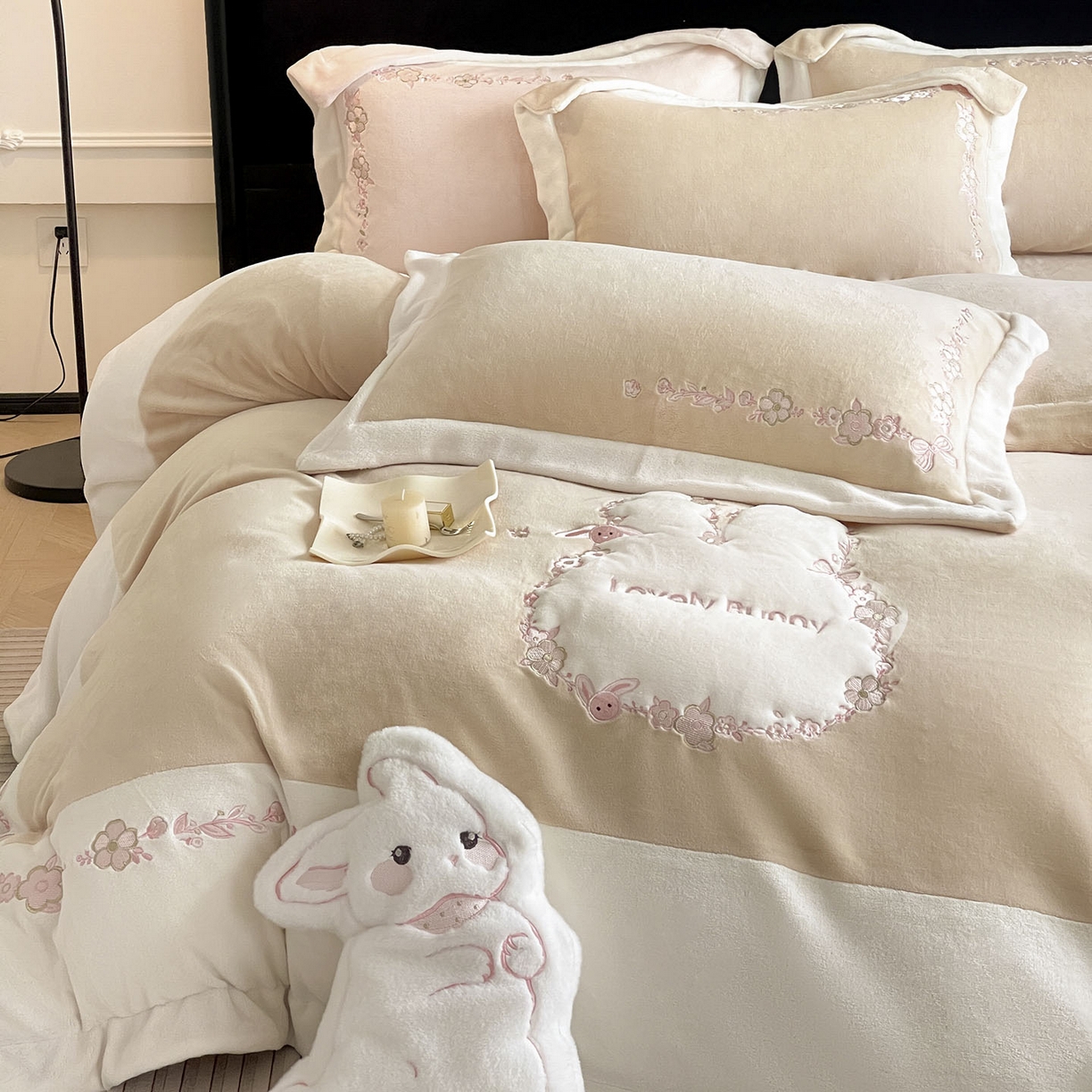 2025直播热款A类加厚牛奶绒四件套保暖双面加绒珊瑚绒重工刺绣被套床单冬季床上用品-妮可兔 妮可兔-暖咖