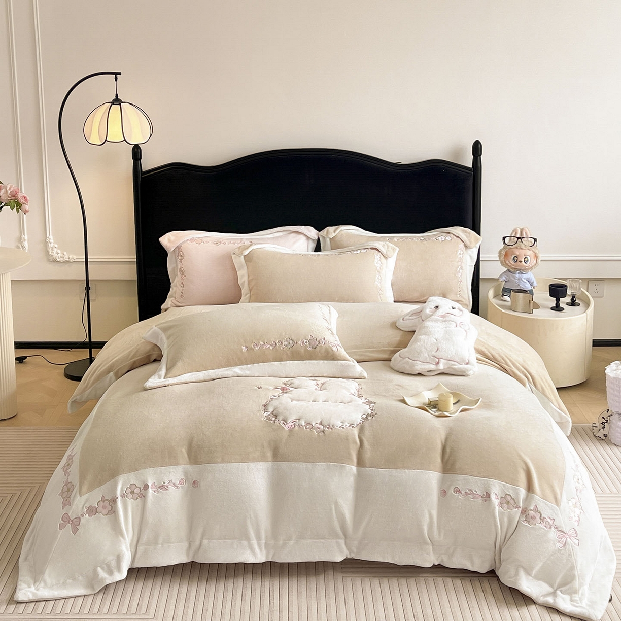 91家纺网 家纺一手货源 找家纺 2025直播热款A类加厚牛奶绒四件套保暖双面加绒珊瑚绒重工刺绣被套床单冬季床上用品-妮可兔 妮可兔-暖咖