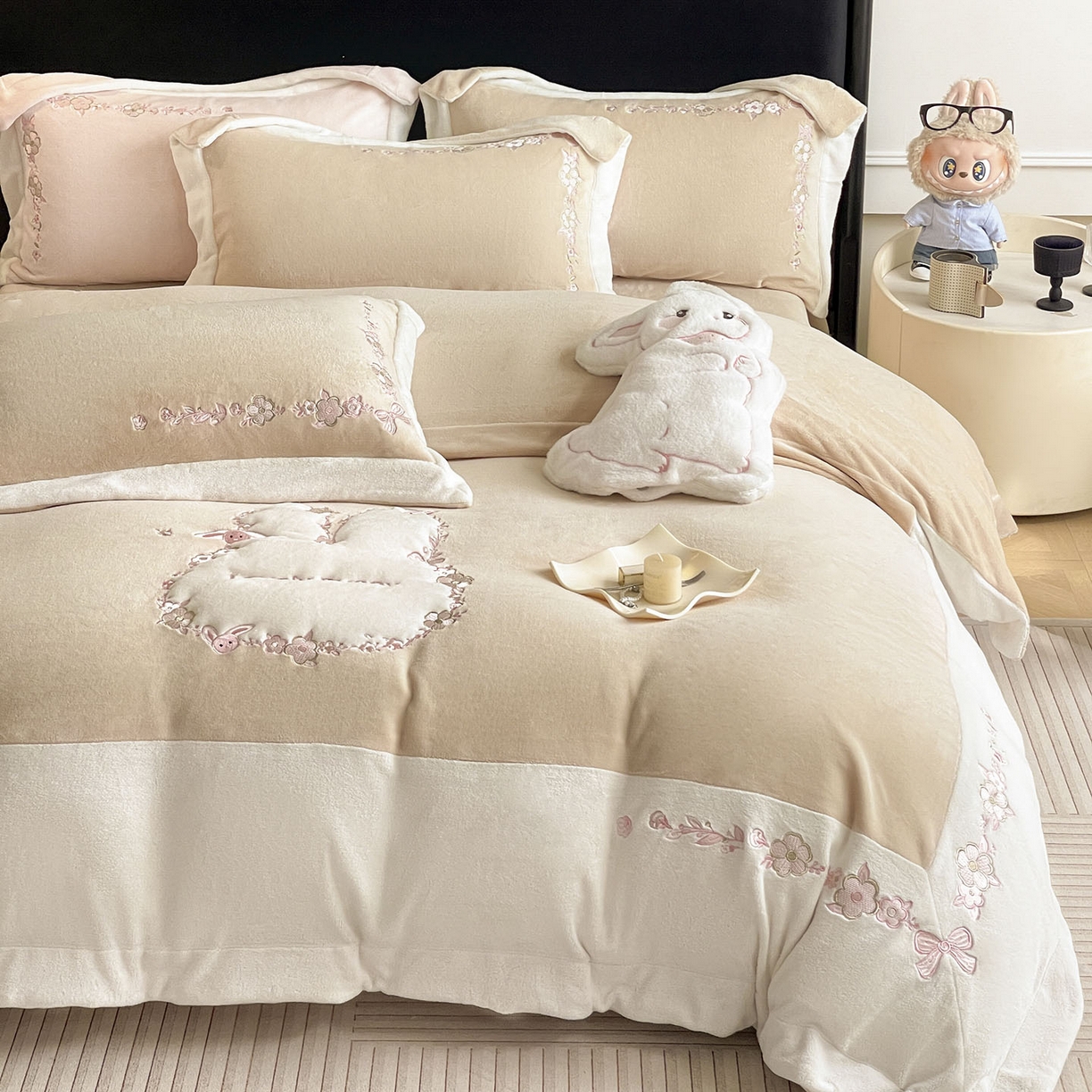 91家纺网 家纺一手货源 找家纺 2025直播热款A类加厚牛奶绒四件套保暖双面加绒珊瑚绒重工刺绣被套床单冬季床上用品-妮可兔 妮可兔-暖咖