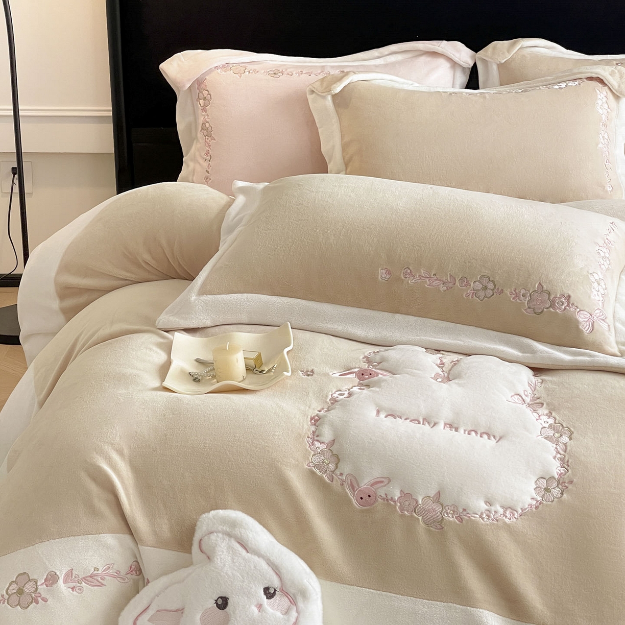 91家纺网 家纺一手货源 找家纺 2025直播热款A类加厚牛奶绒四件套保暖双面加绒珊瑚绒重工刺绣被套床单冬季床上用品-妮可兔 妮可兔-暖咖