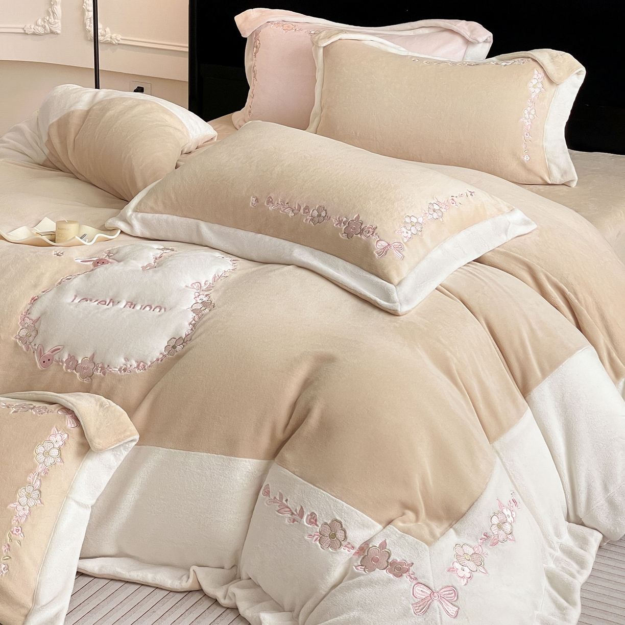 91家纺网 家纺一手货源 找家纺 2025直播热款A类加厚牛奶绒四件套保暖双面加绒珊瑚绒重工刺绣被套床单冬季床上用品-妮可兔 妮可兔-暖咖