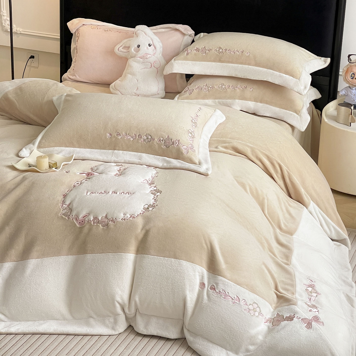 91家纺网 家纺一手货源 找家纺 2025直播热款A类加厚牛奶绒四件套保暖双面加绒珊瑚绒重工刺绣被套床单冬季床上用品-妮可兔 妮可兔-暖咖