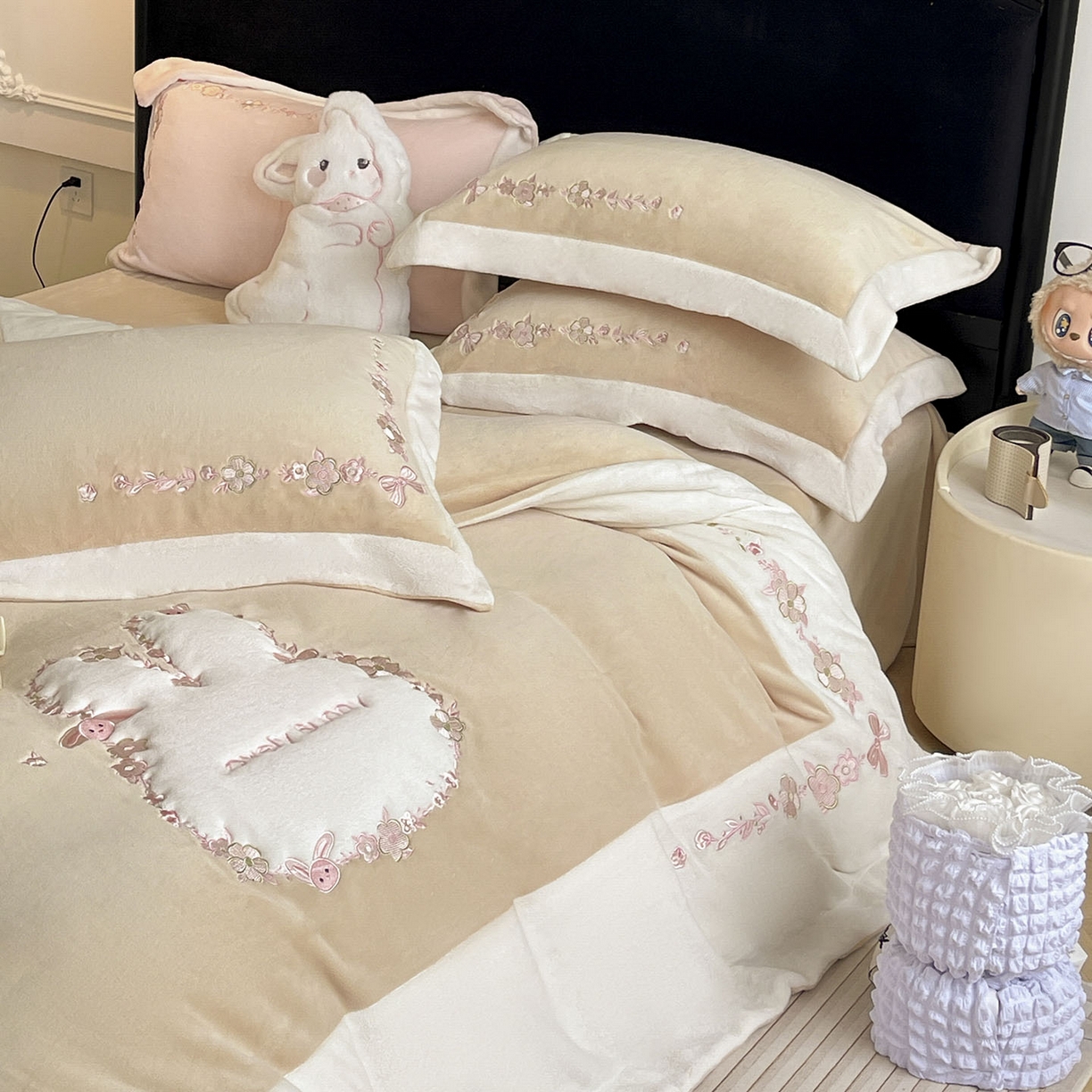 91家纺网 家纺一手货源 找家纺 2025直播热款A类加厚牛奶绒四件套保暖双面加绒珊瑚绒重工刺绣被套床单冬季床上用品-妮可兔 妮可兔-暖咖
