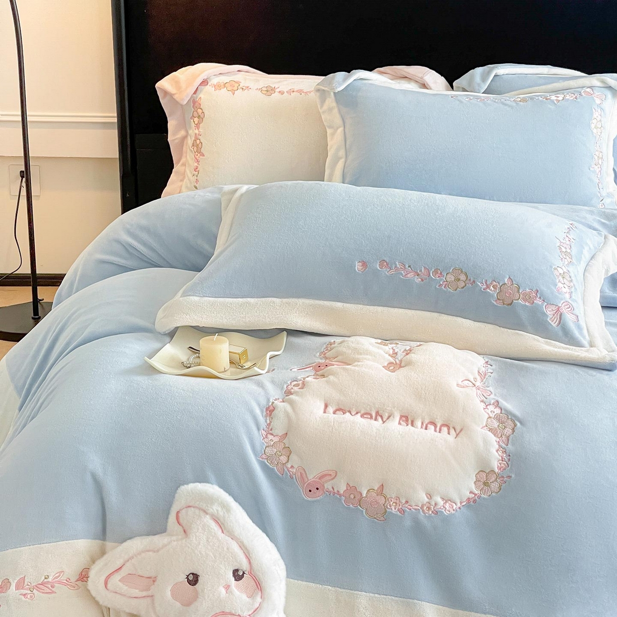 91家纺网 家纺一手货源 找家纺 2025直播热款A类加厚牛奶绒四件套保暖双面加绒珊瑚绒重工刺绣被套床单冬季床上用品-妮可兔 妮可兔-雾蓝