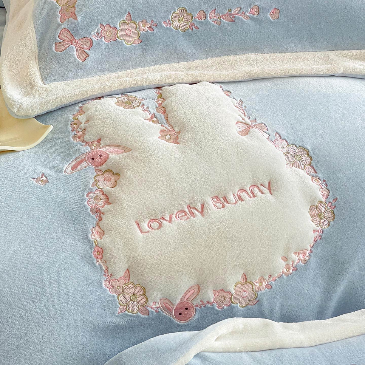 91家纺网 家纺一手货源 找家纺 2025直播热款A类加厚牛奶绒四件套保暖双面加绒珊瑚绒重工刺绣被套床单冬季床上用品-妮可兔 妮可兔-雾蓝