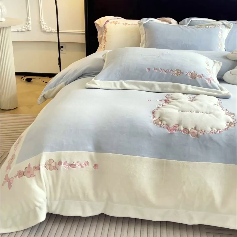 91家纺网 家纺一手货源 找家纺 2025直播热款A类加厚牛奶绒四件套保暖双面加绒珊瑚绒重工刺绣被套床单冬季床上用品-妮可兔 妮可兔-雾蓝