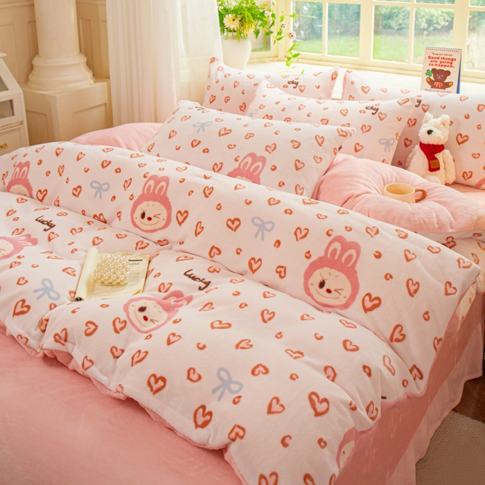 91家纺网 家纺一手货源 找家纺 斯卡诺家纺 2025新款热卖小清新牛奶绒四件套双面绒被套小红书同款 熊布布-粉