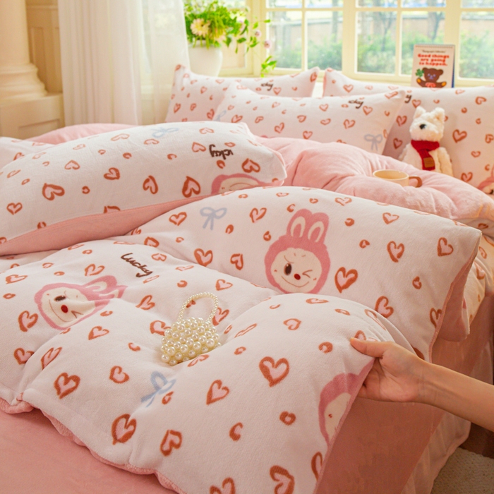 91家纺网 家纺一手货源 找家纺 斯卡诺家纺 2025新款热卖小清新牛奶绒四件套双面绒被套小红书同款 熊布布-粉