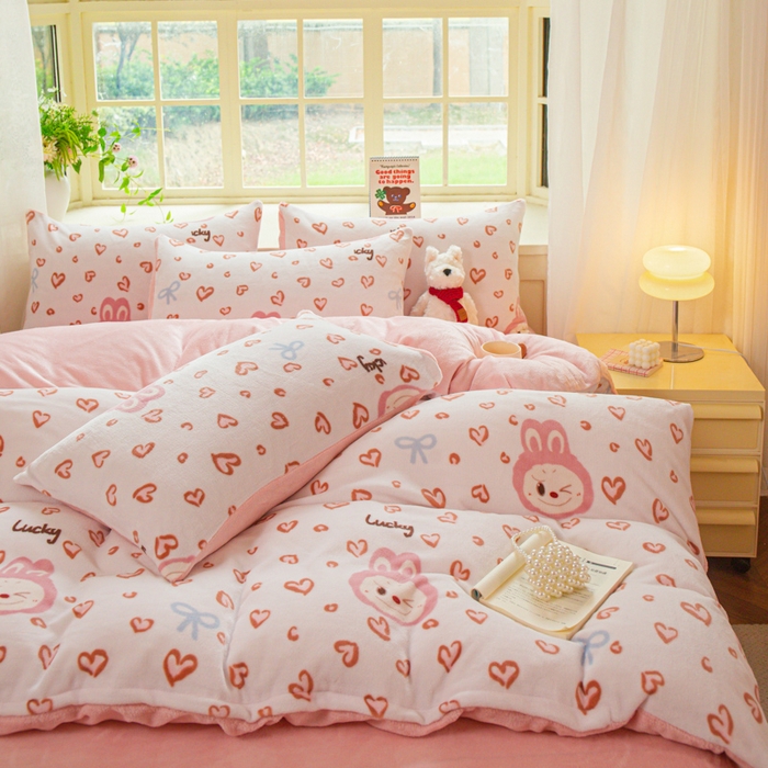 91家纺网 家纺一手货源 找家纺 斯卡诺家纺 2025新款热卖小清新牛奶绒四件套双面绒被套小红书同款 熊布布-粉