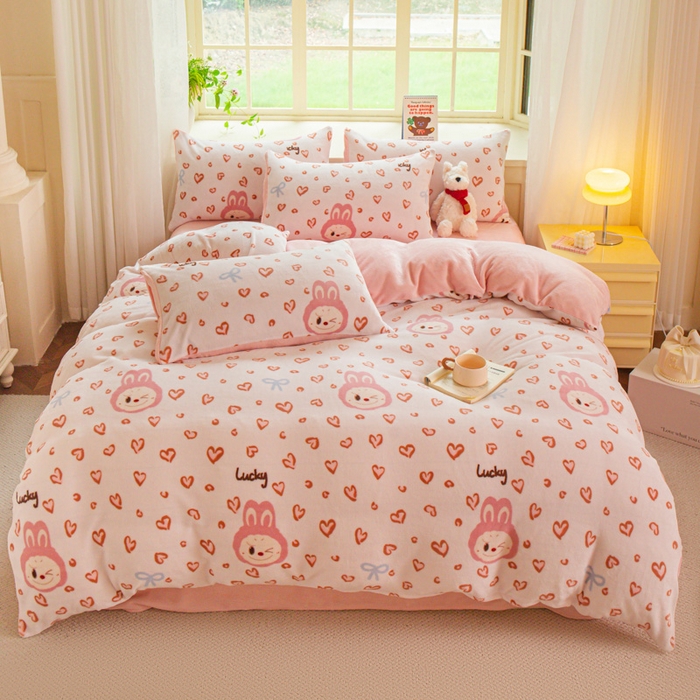 91家纺网 家纺一手货源 找家纺 斯卡诺家纺 2025新款热卖小清新牛奶绒四件套双面绒被套小红书同款 熊布布-粉