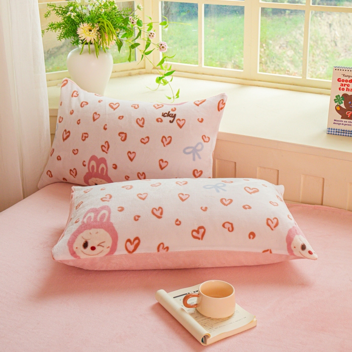 91家纺网 家纺一手货源 找家纺 斯卡诺家纺 2025新款热卖小清新牛奶绒四件套双面绒被套小红书同款 熊布布-粉