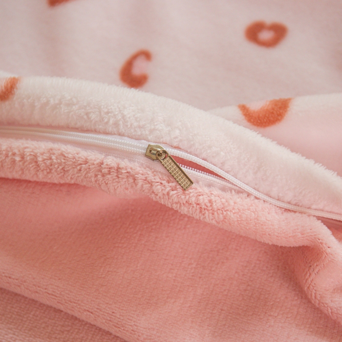 91家纺网 家纺一手货源 找家纺 斯卡诺家纺 2025新款热卖小清新牛奶绒四件套双面绒被套小红书同款 熊布布-粉