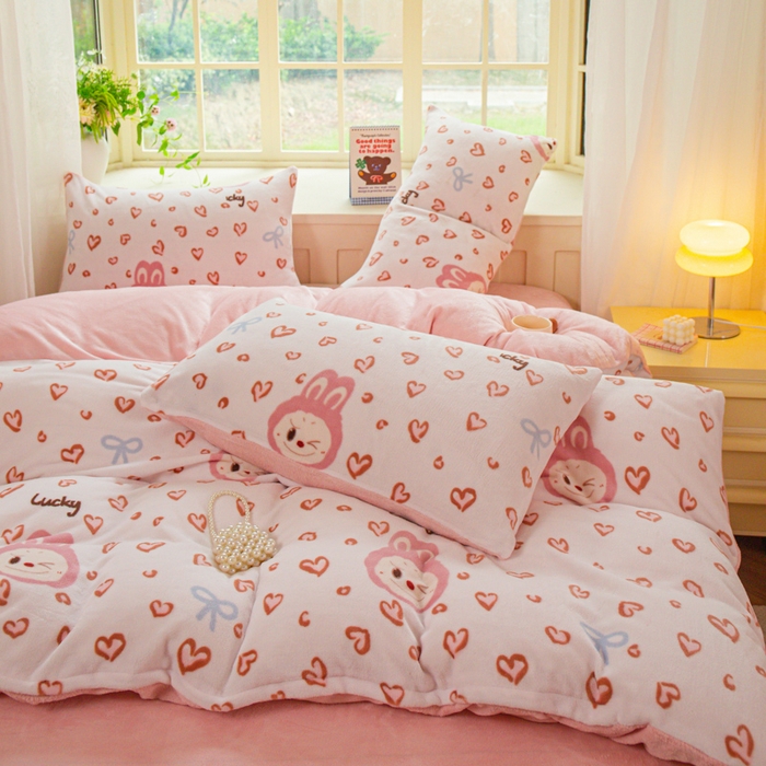 91家纺网 家纺一手货源 找家纺 斯卡诺家纺 2025新款热卖小清新牛奶绒四件套双面绒被套小红书同款 熊布布-粉