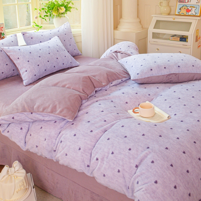 91家纺网 家纺一手货源 找家纺 斯卡诺家纺 2025新款热卖小清新牛奶绒四件套双面绒被套小红书同款 紫爱心