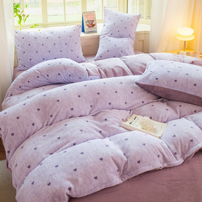 91家纺网 家纺一手货源 找家纺 斯卡诺家纺 2025新款热卖小清新牛奶绒四件套双面绒被套小红书同款 紫爱心