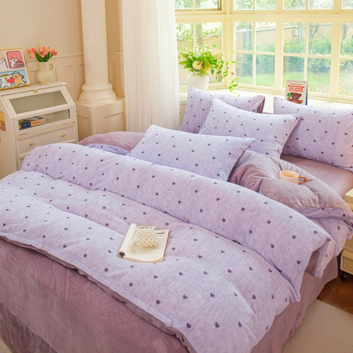 91家纺网 家纺一手货源 找家纺 斯卡诺家纺 2025新款热卖小清新牛奶绒四件套双面绒被套小红书同款 紫爱心