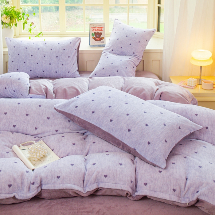 91家纺网 家纺一手货源 找家纺 斯卡诺家纺 2025新款热卖小清新牛奶绒四件套双面绒被套小红书同款 紫爱心