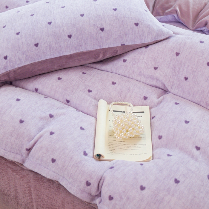 91家纺网 家纺一手货源 找家纺 斯卡诺家纺 2025新款热卖小清新牛奶绒四件套双面绒被套小红书同款 紫爱心