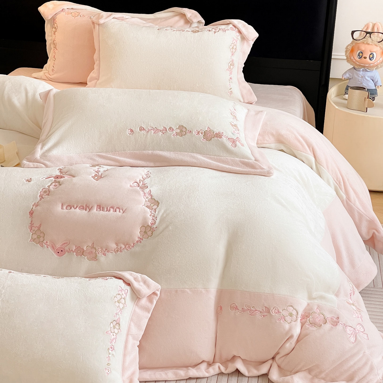 91家纺网 家纺一手货源 找家纺 （总）2025直播爆款A类加厚牛奶绒四件套保暖双面加绒珊瑚绒重工刺绣被套床单冬季床上用品