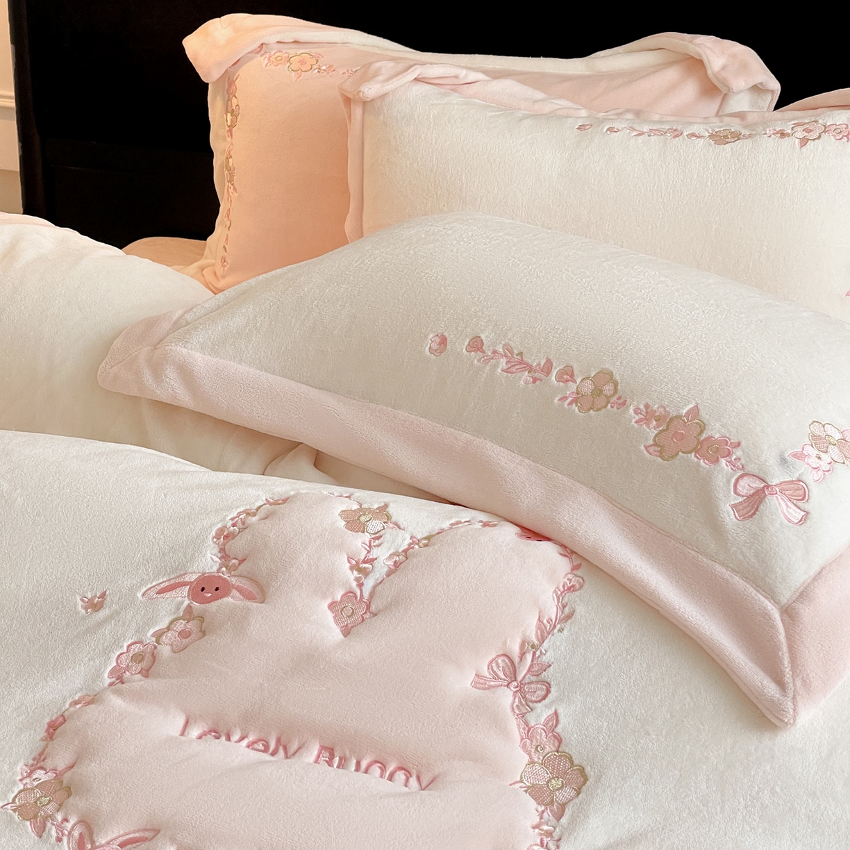 91家纺网 家纺一手货源 找家纺 （总）2025直播爆款A类加厚牛奶绒四件套保暖双面加绒珊瑚绒重工刺绣被套床单冬季床上用品