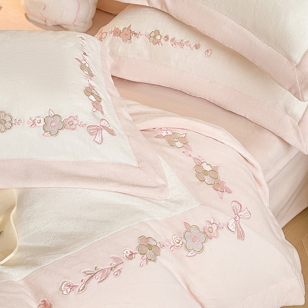 91家纺网 家纺一手货源 找家纺 （总）2025直播爆款A类加厚牛奶绒四件套保暖双面加绒珊瑚绒重工刺绣被套床单冬季床上用品