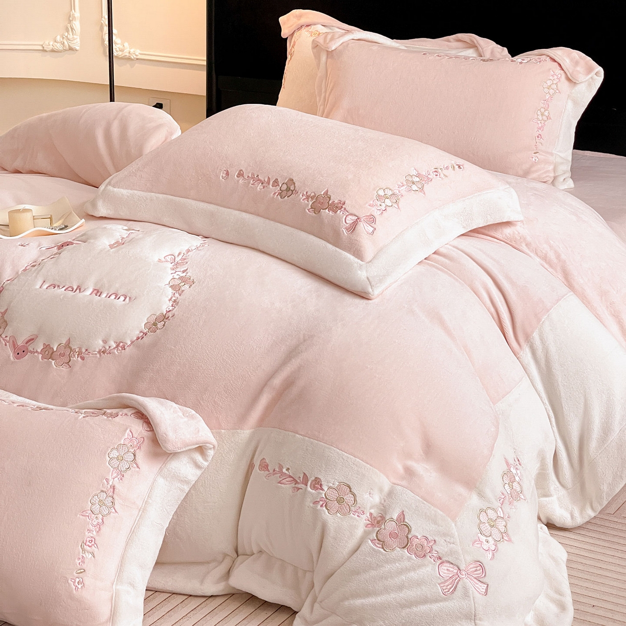 91家纺网 家纺一手货源 找家纺 （总）2025直播爆款A类加厚牛奶绒四件套保暖双面加绒珊瑚绒重工刺绣被套床单冬季床上用品