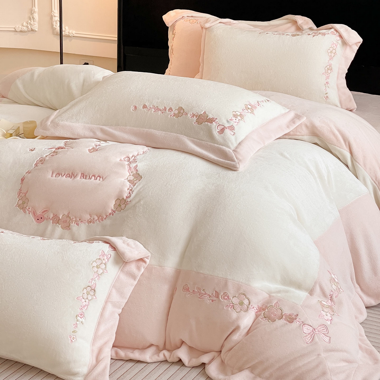 2025直播爆款A类加厚牛奶绒四件套保暖双面加绒珊瑚绒重工刺绣被套床单冬季床上用品 妮可兔-白粉