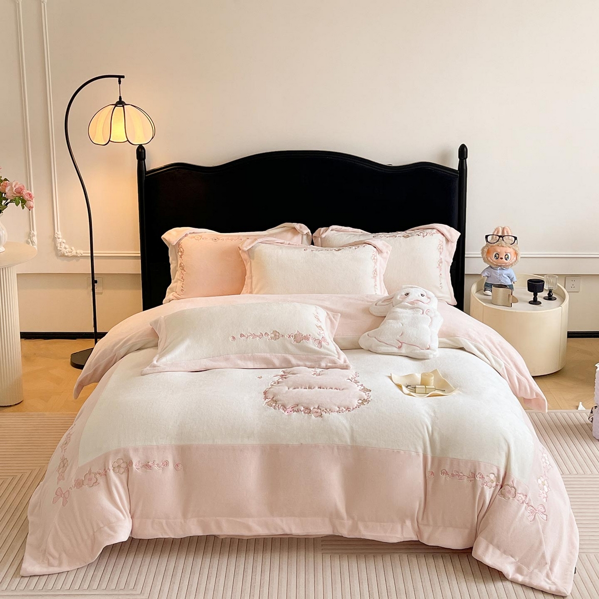 91家纺网 家纺一手货源 找家纺 2025直播爆款A类加厚牛奶绒四件套保暖双面加绒珊瑚绒重工刺绣被套床单冬季床上用品 妮可兔-白粉