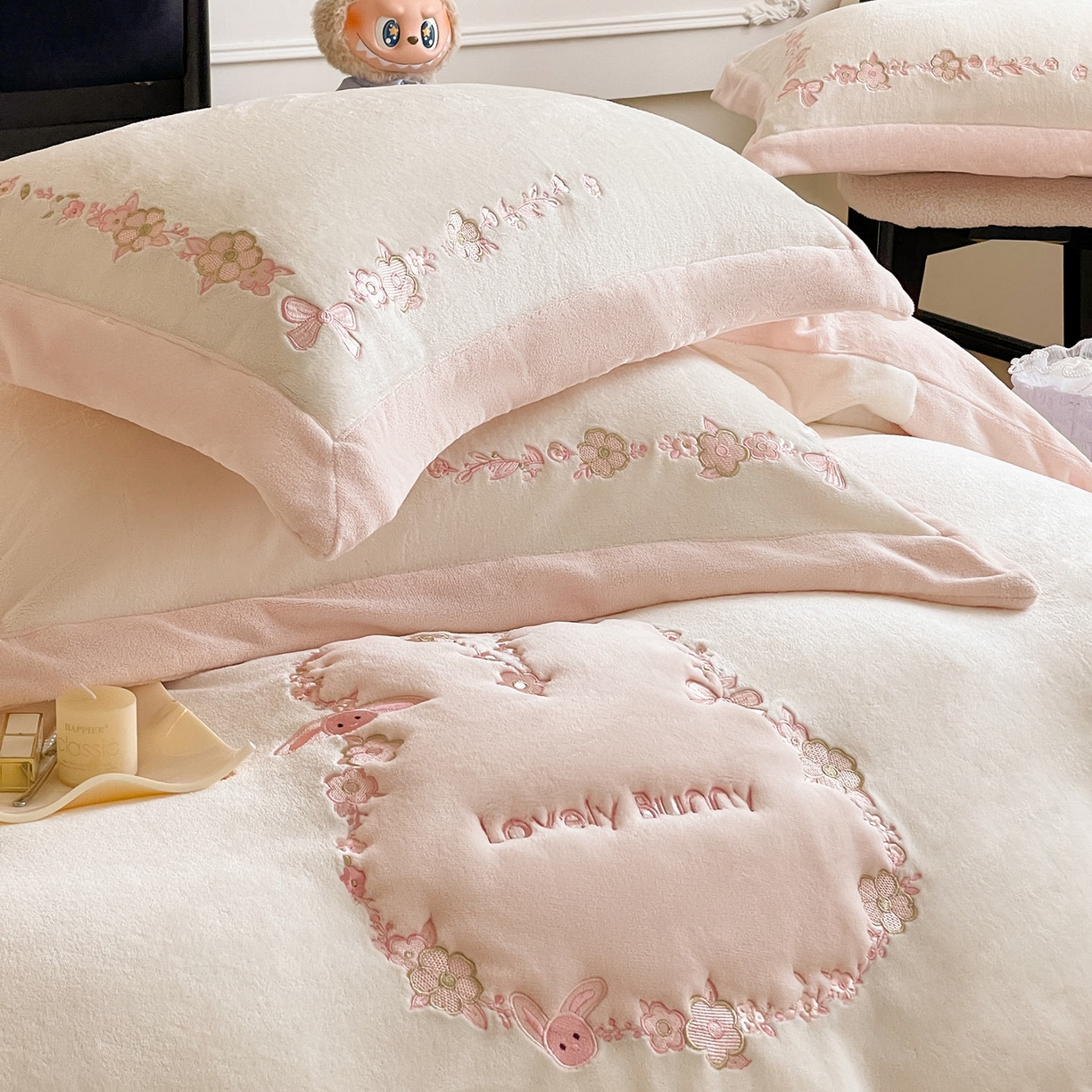 91家纺网 家纺一手货源 找家纺 2025直播爆款A类加厚牛奶绒四件套保暖双面加绒珊瑚绒重工刺绣被套床单冬季床上用品 妮可兔-白粉