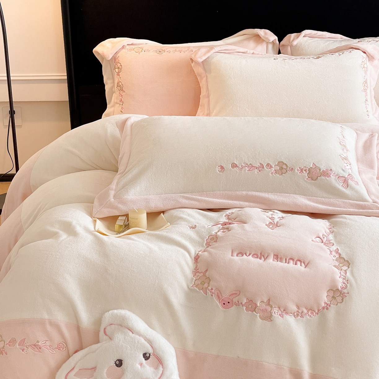 91家纺网 家纺一手货源 找家纺 2025直播爆款A类加厚牛奶绒四件套保暖双面加绒珊瑚绒重工刺绣被套床单冬季床上用品 妮可兔-白粉