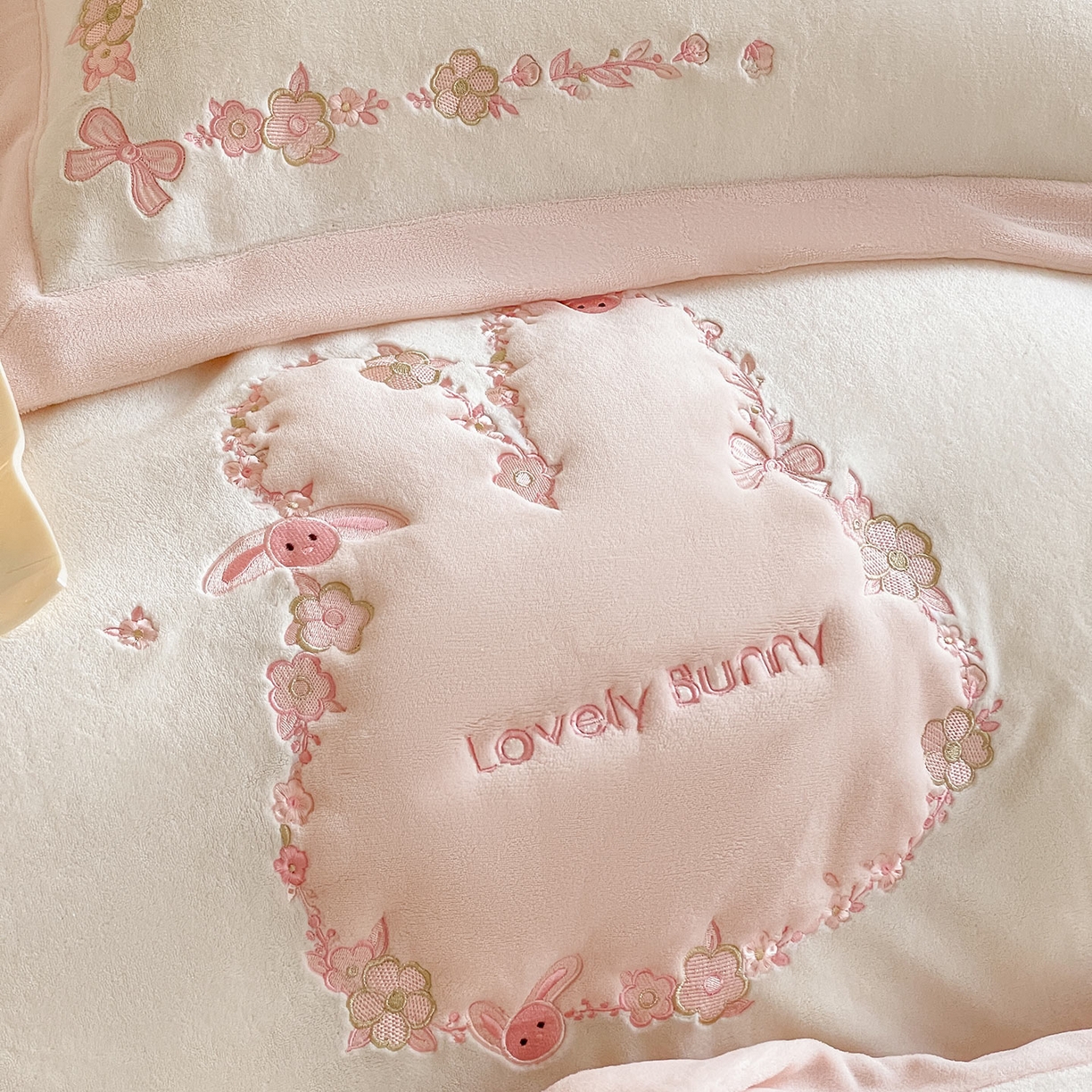 91家纺网 家纺一手货源 找家纺 2025直播爆款A类加厚牛奶绒四件套保暖双面加绒珊瑚绒重工刺绣被套床单冬季床上用品 妮可兔-白粉