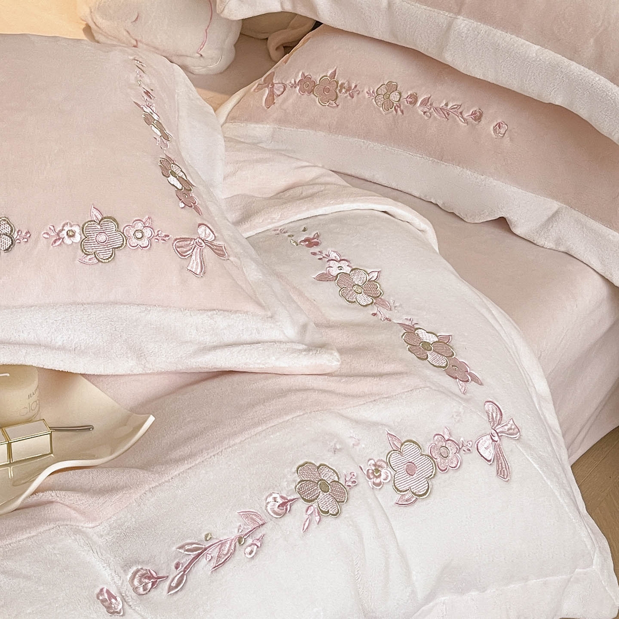 91家纺网 家纺一手货源 找家纺 2025直播爆款A类加厚牛奶绒四件套保暖双面加绒珊瑚绒重工刺绣被套床单冬季床上用品 妮可兔-粉白