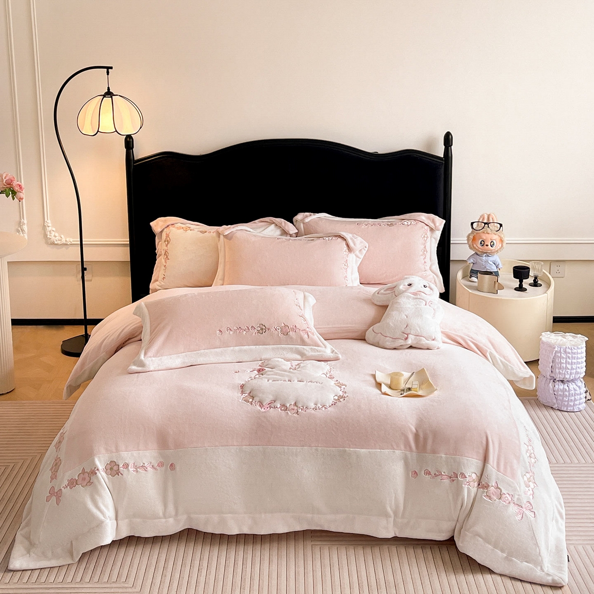 91家纺网 家纺一手货源 找家纺 2025直播爆款A类加厚牛奶绒四件套保暖双面加绒珊瑚绒重工刺绣被套床单冬季床上用品 妮可兔-粉白