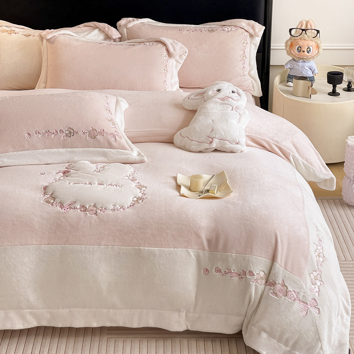 91家纺网 家纺一手货源 找家纺 2025直播爆款A类加厚牛奶绒四件套保暖双面加绒珊瑚绒重工刺绣被套床单冬季床上用品 妮可兔-粉白