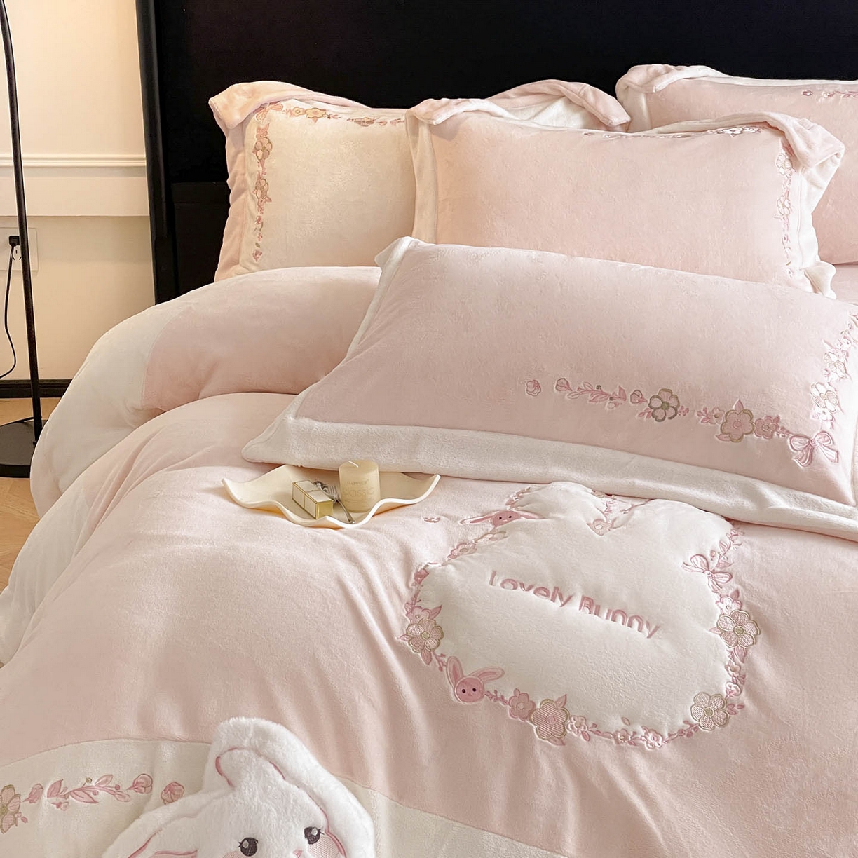 91家纺网 家纺一手货源 找家纺 2025直播爆款A类加厚牛奶绒四件套保暖双面加绒珊瑚绒重工刺绣被套床单冬季床上用品 妮可兔-粉白