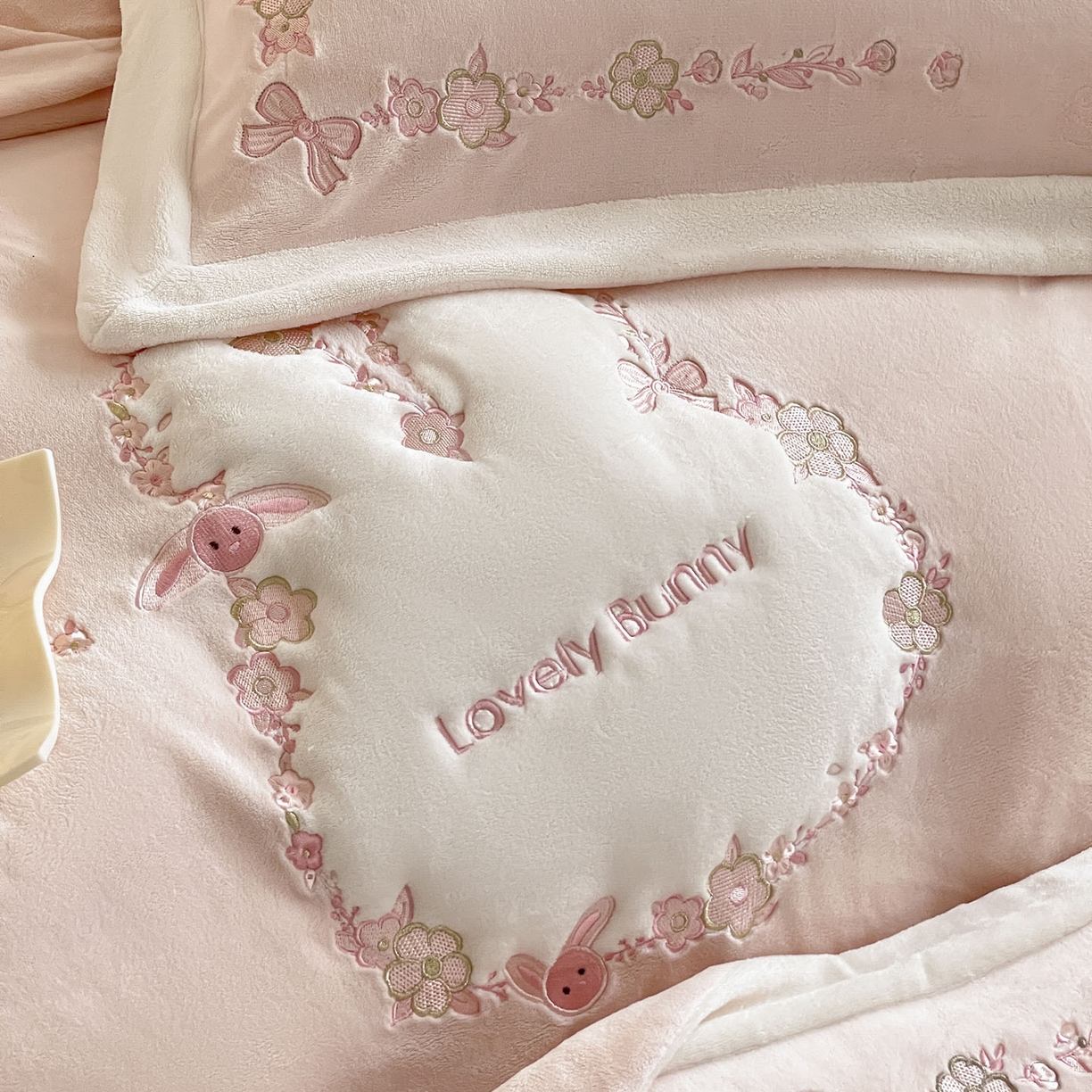 91家纺网 家纺一手货源 找家纺 2025直播爆款A类加厚牛奶绒四件套保暖双面加绒珊瑚绒重工刺绣被套床单冬季床上用品 妮可兔-粉白