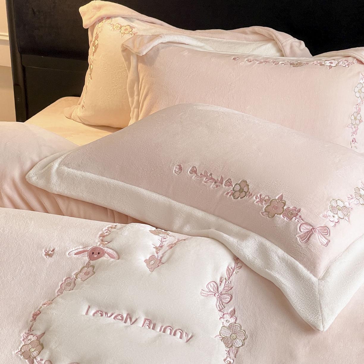 91家纺网 家纺一手货源 找家纺 2025直播爆款A类加厚牛奶绒四件套保暖双面加绒珊瑚绒重工刺绣被套床单冬季床上用品 妮可兔-粉白