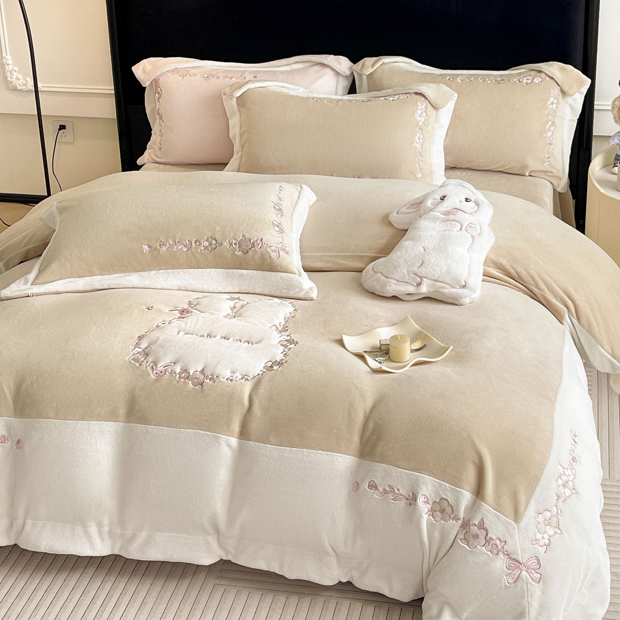 91家纺网 家纺一手货源 找家纺 2025直播爆款A类加厚牛奶绒四件套保暖双面加绒珊瑚绒重工刺绣被套床单冬季床上用品 妮可兔-暖咖