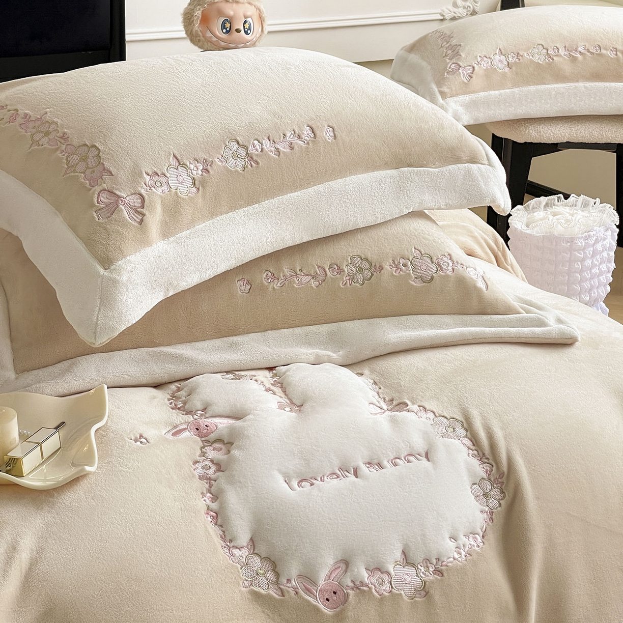 91家纺网 家纺一手货源 找家纺 2025直播爆款A类加厚牛奶绒四件套保暖双面加绒珊瑚绒重工刺绣被套床单冬季床上用品 妮可兔-暖咖