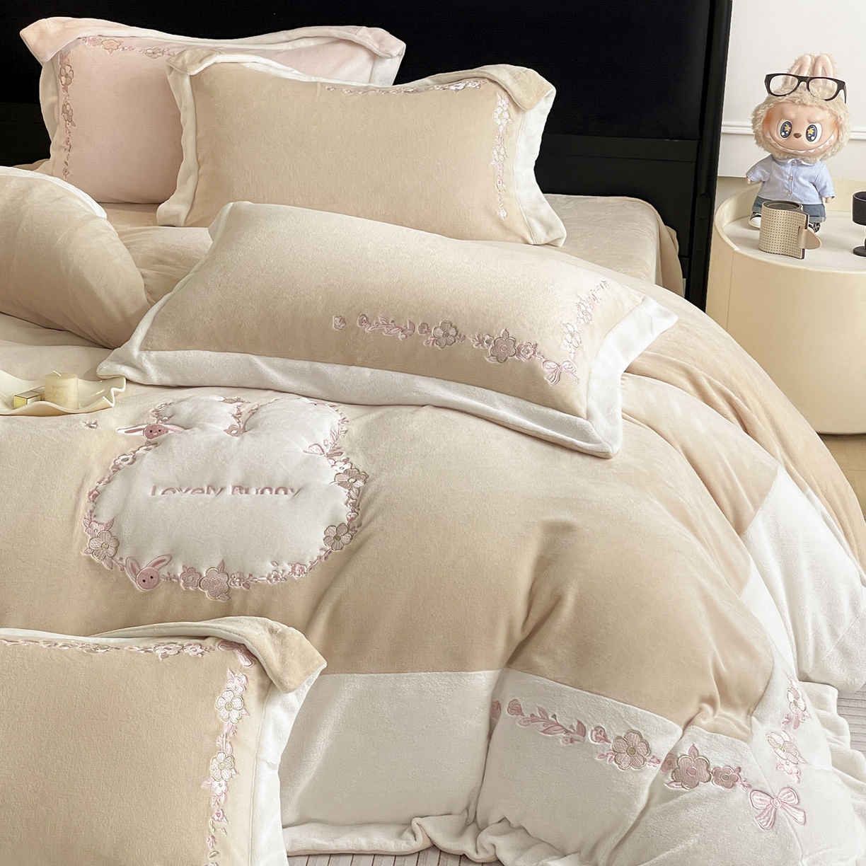 91家纺网 家纺一手货源 找家纺 2025直播爆款A类加厚牛奶绒四件套保暖双面加绒珊瑚绒重工刺绣被套床单冬季床上用品 妮可兔-暖咖